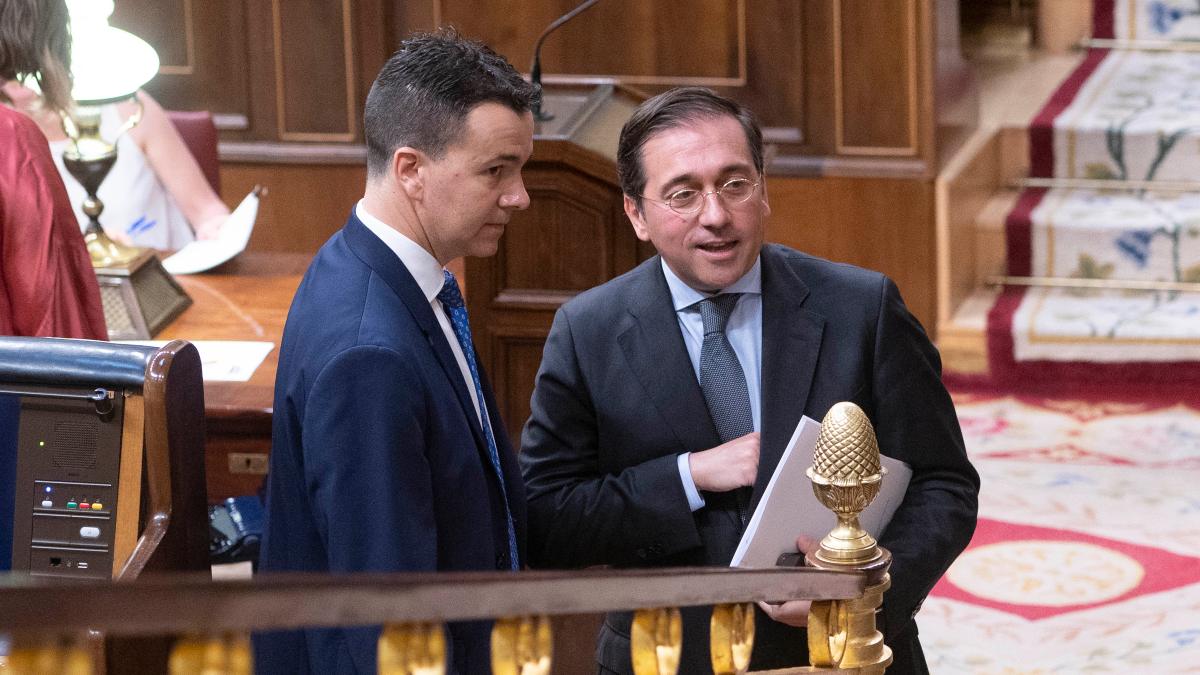 Nervios en el equipo de Albares por la posible llegada del portavoz del PSOE a Exteriores