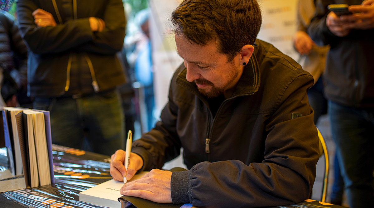 Iglesias entra en campaña presentando su libro en Cádiz mientras Díaz y Errejón comparten mitin en Málaga