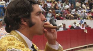 La nueva ley del tabaco subirá los precios e impedirá fumar también en las plazas de toros