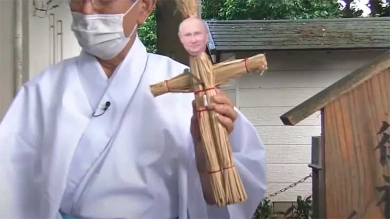 (VÍDEO) Detienen a un japonés por colgar muñecos vudú contra Putin en santuarios