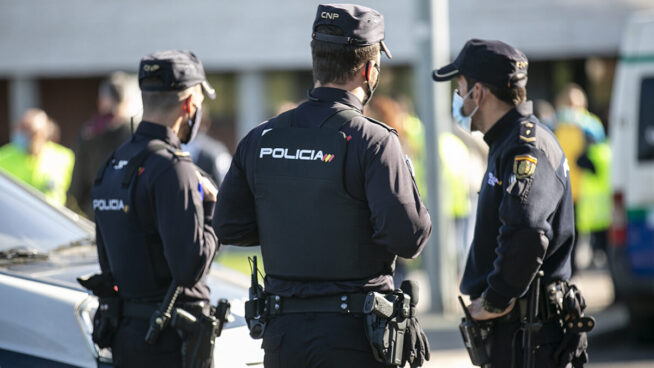 Un menor de origen extranjero se cuela en la sede central de la Policía y roba dos pistolas