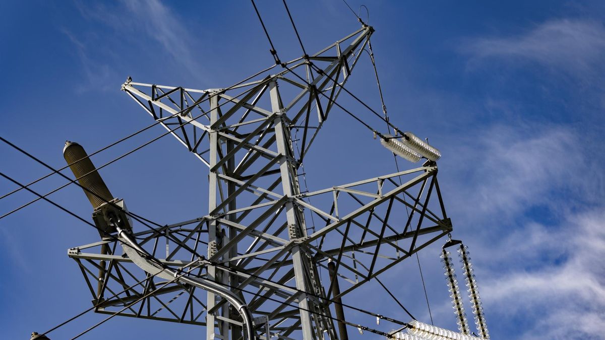 El precio de la luz cae casi un 5% pero se mantiene por encima de los 200 euros