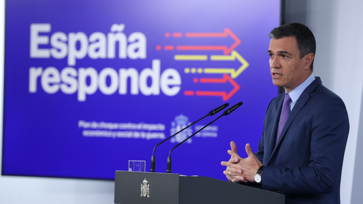 El Gobierno aprueba rebajas en el transporte y confirma el impuesto a las eléctricas para 2023