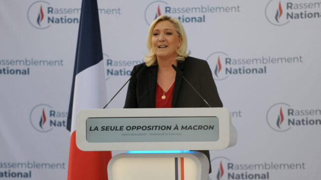 Le Pen promete bloquear las reformas de Macron tras superar el "cordón sanitario" del resto de partidos