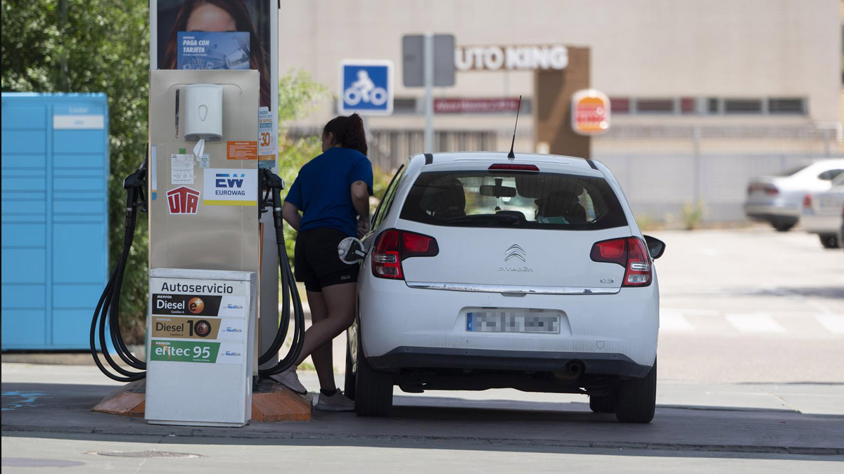 Facua denuncia una subida de hasta 79 céntimos en los carburantes y pide fijar precios máximos