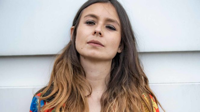 Vanessa Londoño restituye la dignidad humana a los disidentes del sistema en  'El asedio animal'
