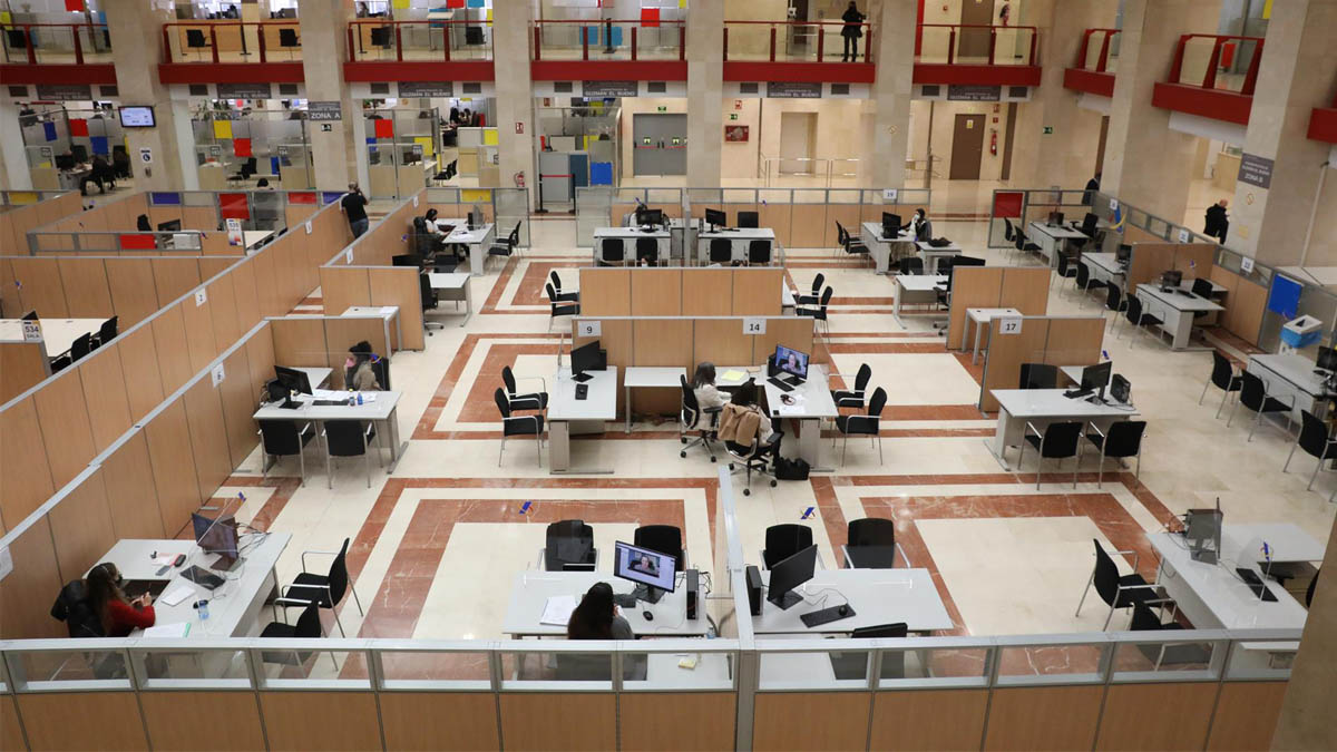 La Agencia Tributaria empieza hoy a atender en sus oficinas a los contribuyentes para la renta