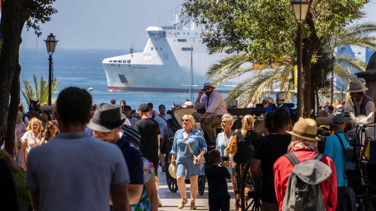 España recibe seis millones de turistas en abril, casi diez veces más que en 2021