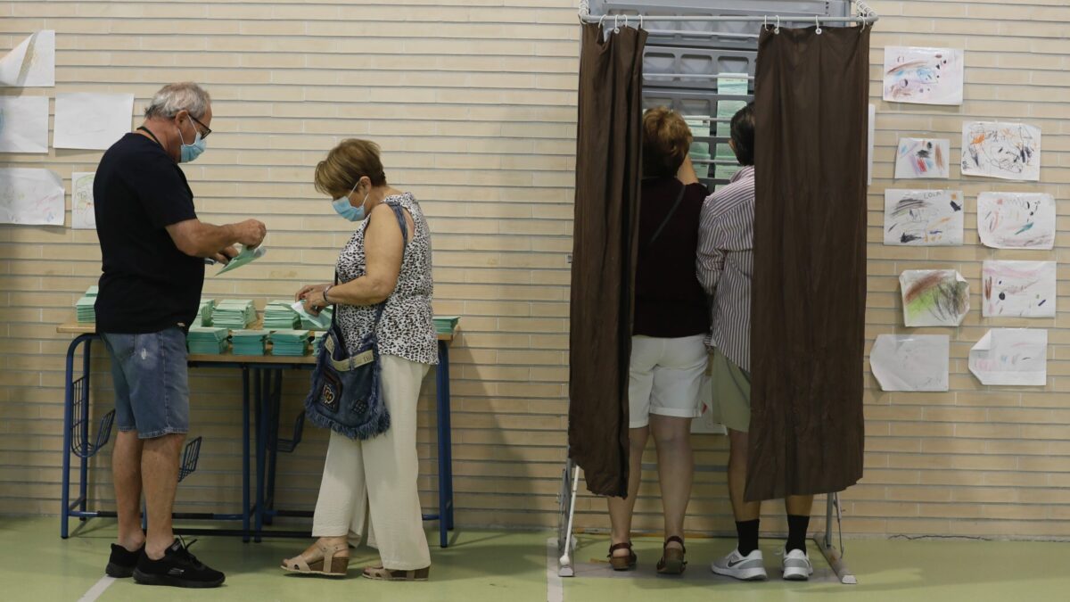 Abiertos los colegios electorales en una jornada decisiva