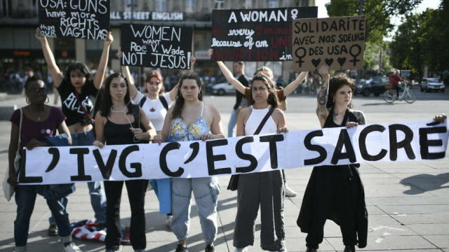 Francia se plantea incluir el aborto en la Constitución