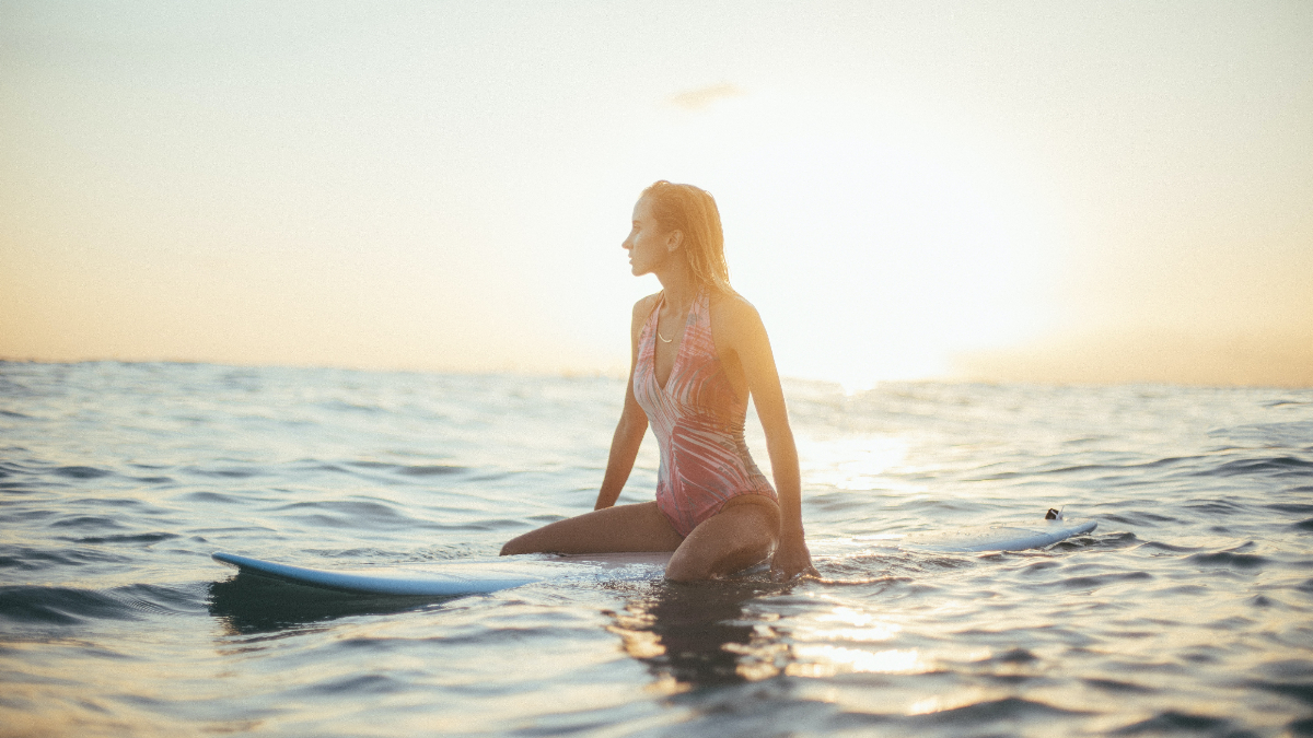 Seis beneficios de hacer surf, una opción más para ponerte en forma en verano