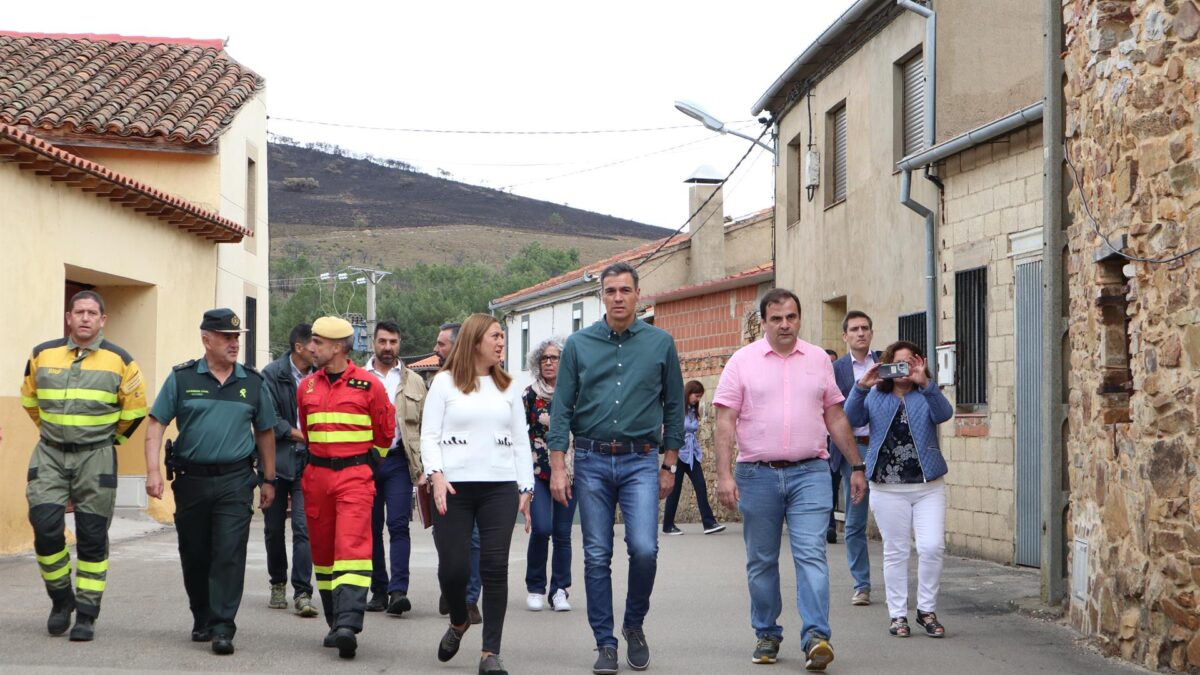 (VÍDEO) Sánchez visita la zona afectada por el fuego en Zamora y recibe un rapapolvo de un vecino: «¡Tú qué vas a arreglar!»