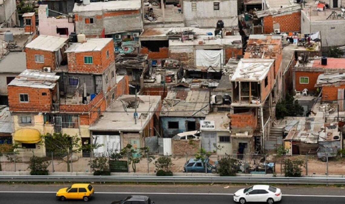 Pobreza, desigualdad y marginalidad en Argentina: un 40% de la población sufre escasez de bienes fundamentales, según un estudio