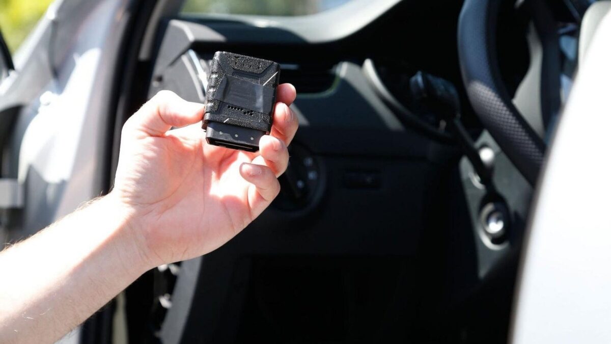 Cómo funciona la caja negra del coche, el nuevo dispositivo obligatorio desde este verano