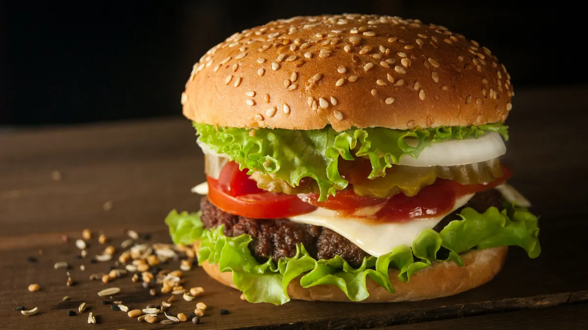 Cómo hacer una hamburguesa más sana y con menos calorías en cinco pasos