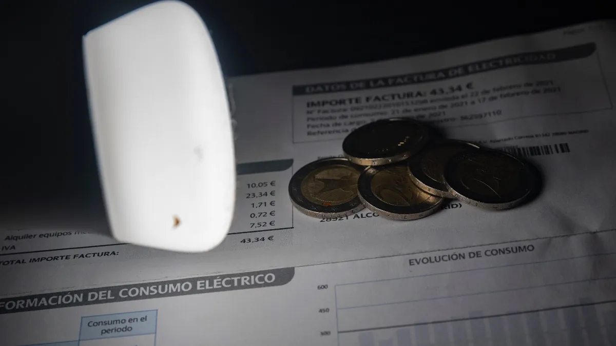Cómo pasar de una tarifa libre a la regulada para pagar menos por la luz con el tope al gas