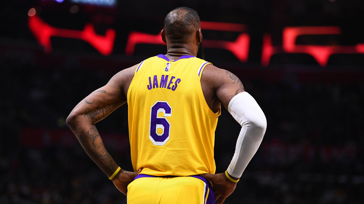 LeBron James, el primer jugador en activo en ganar 1.000 millones de euros