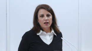 Lastra afea la «derechita cobarde» de Moreno que «oculta sus siglas»