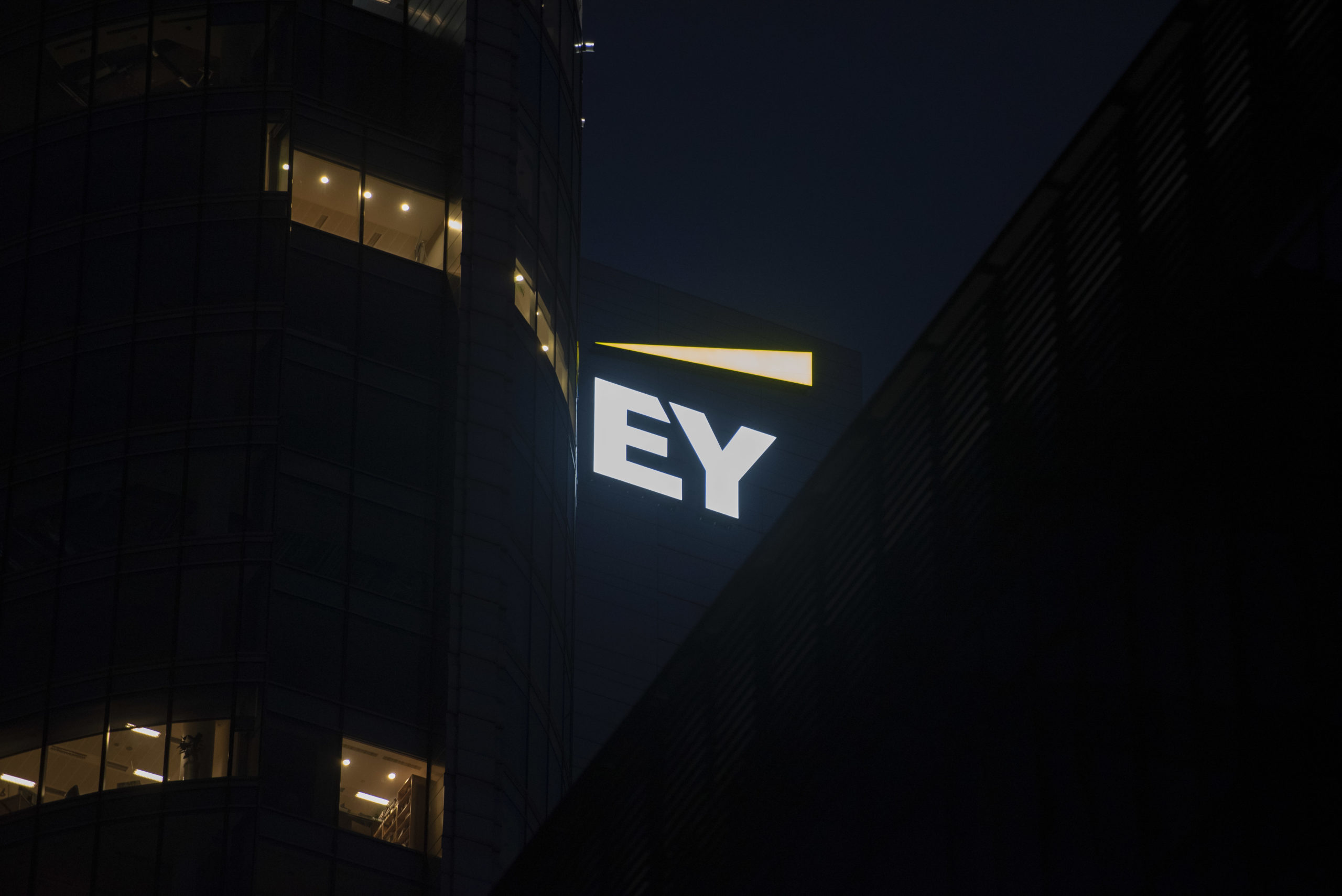 Ernst & Young, multada con 100 millones en EEUU por las trampas de sus auditores