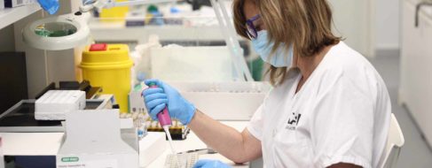 ¿Se está adaptando el virus de la viruela del mono al ser humano?