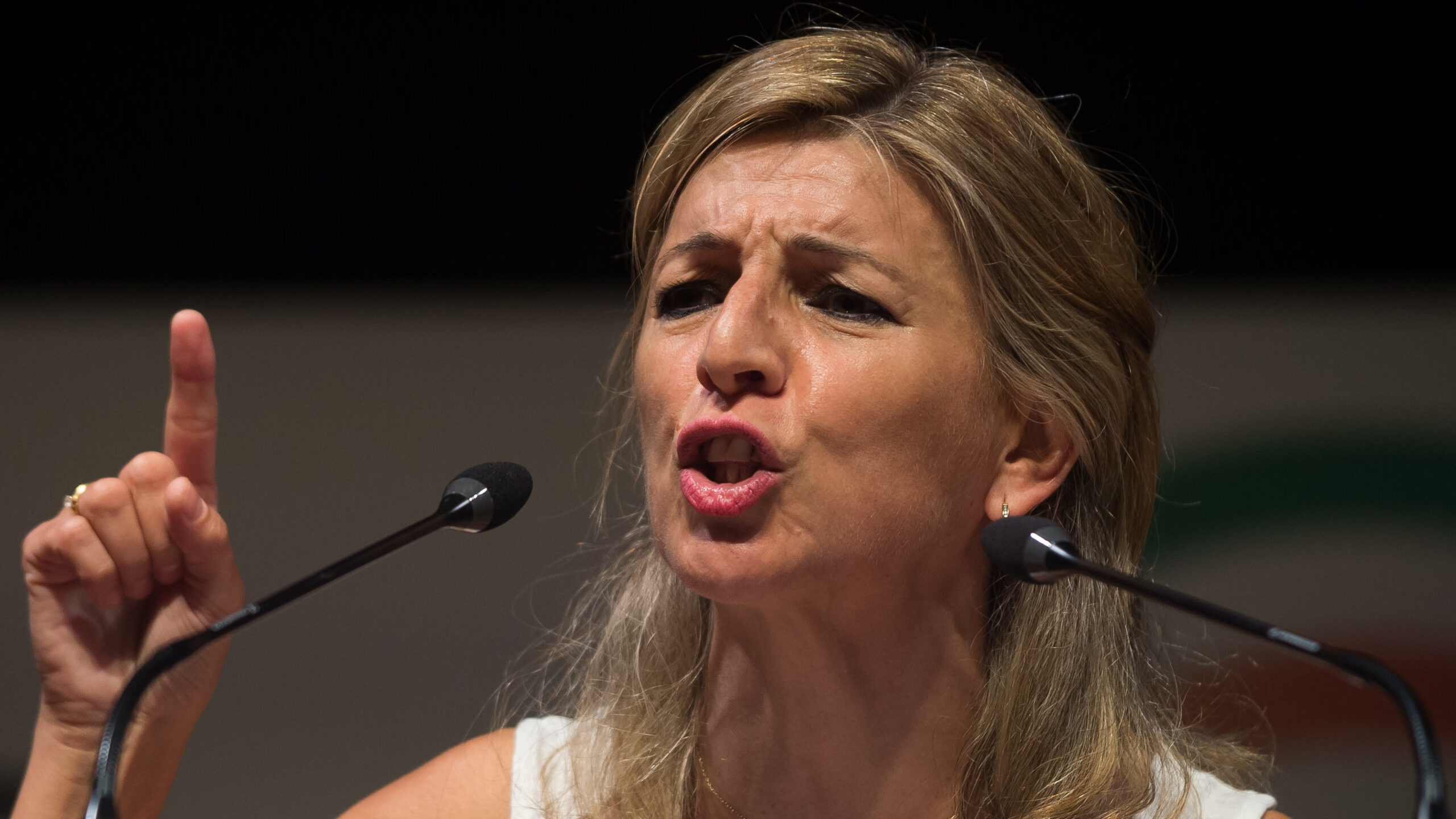 Yolanda Díaz negocia con el PSOE bonificar el transporte público y un impuesto a las eléctricas
