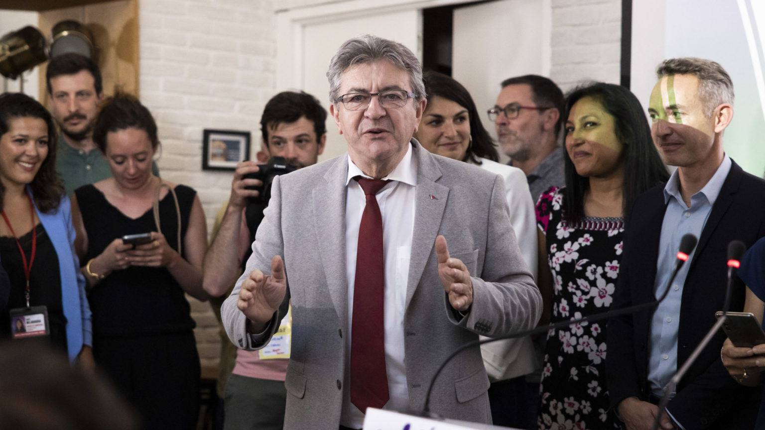 Mélenchon promete otorgar la nacionalidad francesa a Assange si gana las elecciones