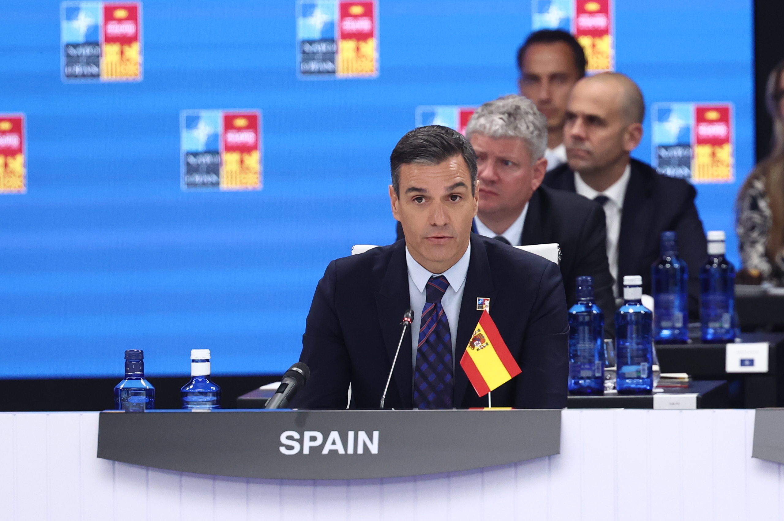 Pedro Sánchez interviene en la cumbre de la OTAN con la bandera de España al revés