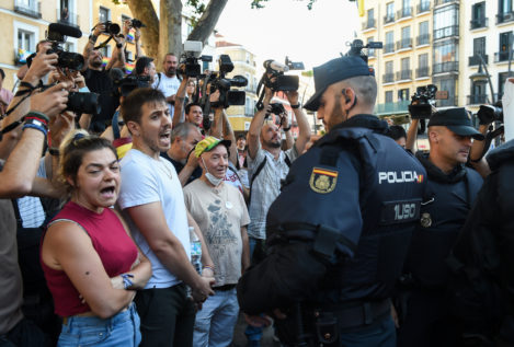 El 'bluf' de las protestas anti-OTAN: más policías que manifestantes, y más lecheras que carteles