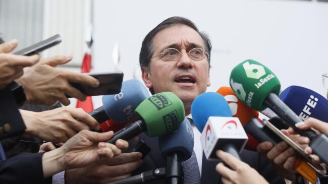 Albares anuncia una respuesta "serena pero firme" de España a Argelia por su decisión de congelar el comercio