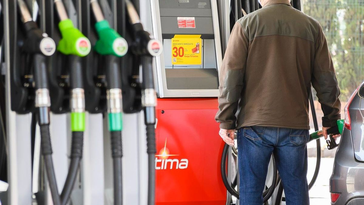 El gasóleo marca un nuevo máximo histórico mientras que la gasolina desciende muy ligeramente