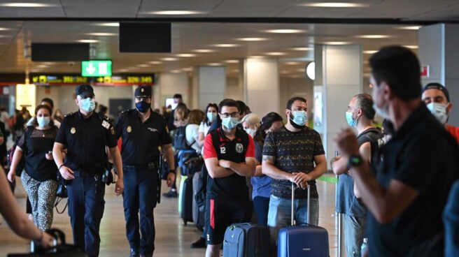 Policías desmontan la versión del Gobierno en los aeropuertos: «El turista es quien lo paga»