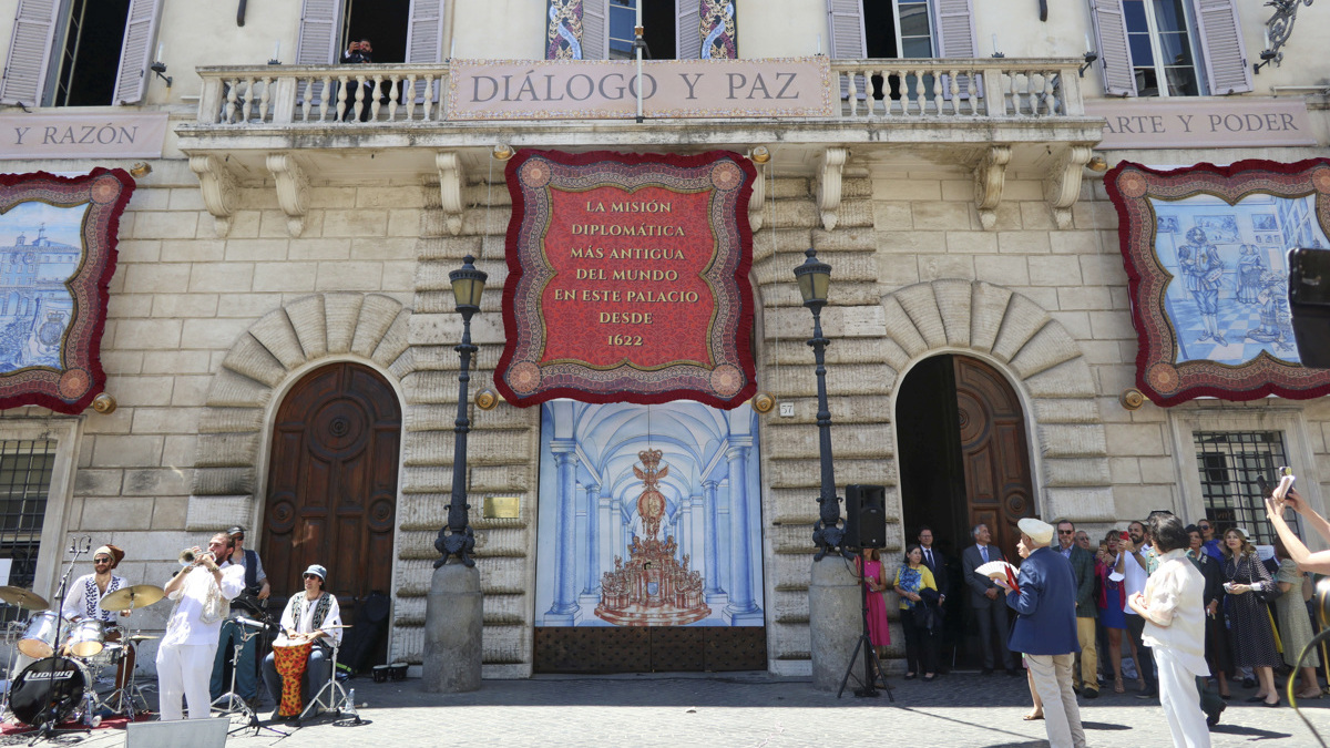 Bochorno en Exteriores por el espectáculo pagano de Celaá ante el enviado del Papa