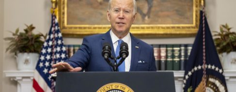 Joe Biden propone suspender el impuesto sobre la gasolina durante tres meses