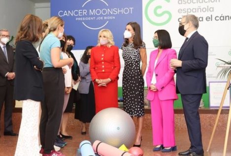 La reina Letizia y la primera dama de EEUU visitan la Asociación Española Contra el Cáncer