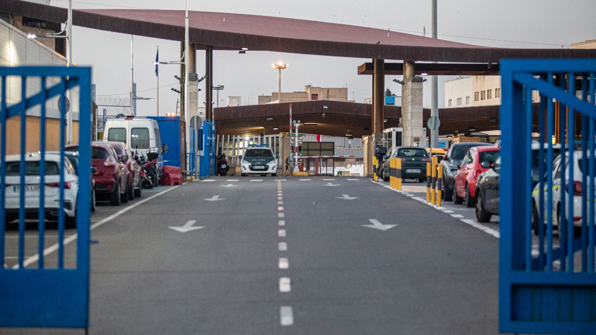 La salida de un camión culmina la reapertura de la aduana comercial en Melilla
