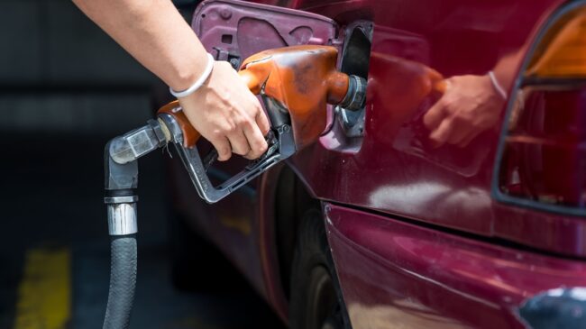 La gasolina sigue al alza y se acerca a récord pese al descuento del Gobierno