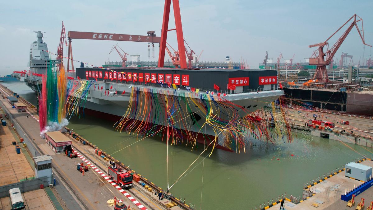 (VÍDEO) China bota el Fujian, el tercer portaaviones de su Armada, en medio de las tensiones en el mar Meridional