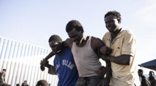 Un organismo marroquí culpa a España de no auxiliar a los heridos del salto de Melilla