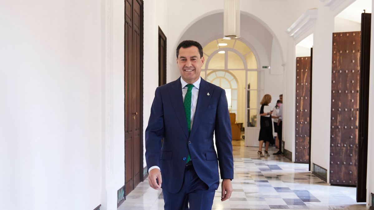 Juanma Moreno lanza al PP en Andalucía y solo está a seis escaños de la absoluta, según el CIS