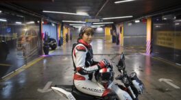 Una iraní rompe barreras con su moto en los circuitos mientras se le prohíbe hacerlo en la vía pública