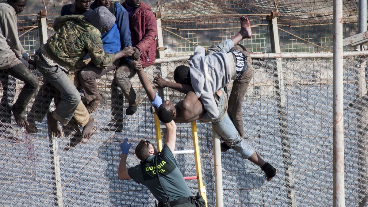 (VÍDEO) Nuevo salto masivo a la valla de Melilla: más de 300 inmigrantes intentan entrar en la ciudad autónoma