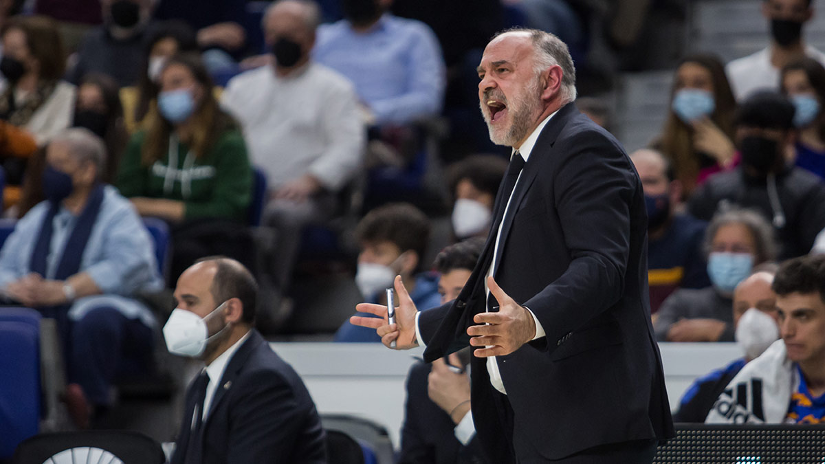 El entrenador del Real Madrid, Pablo Laso, abandona la UCI tras sufrir un infarto