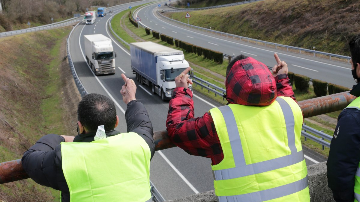 Más tensión para el Gobierno: los transportistas deciden este domingo si habrá un nuevo paro
