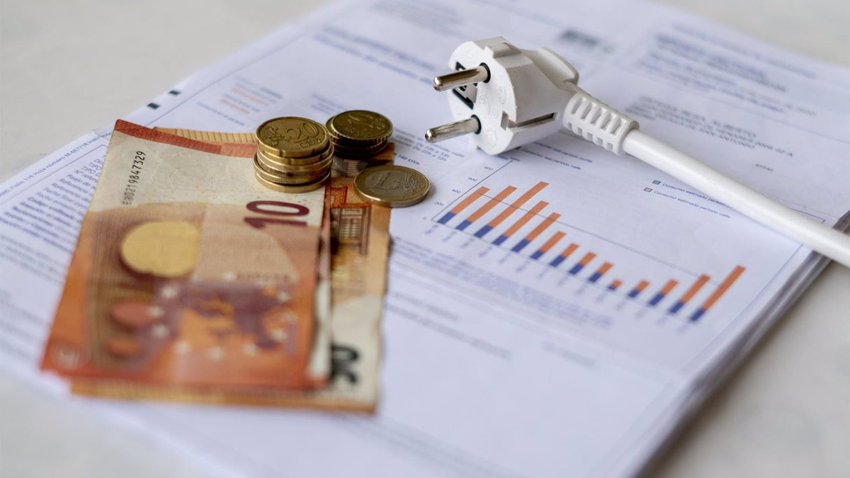 El precio de la electricidad caerá este domingo un 16,2%, hasta 177,64 euros/MWh