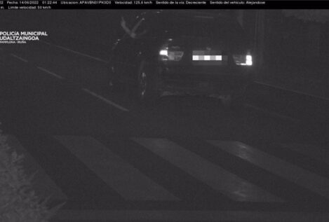 Captan a un conductor circulando a 125 km/h por Pamplona y hace una peineta al radar