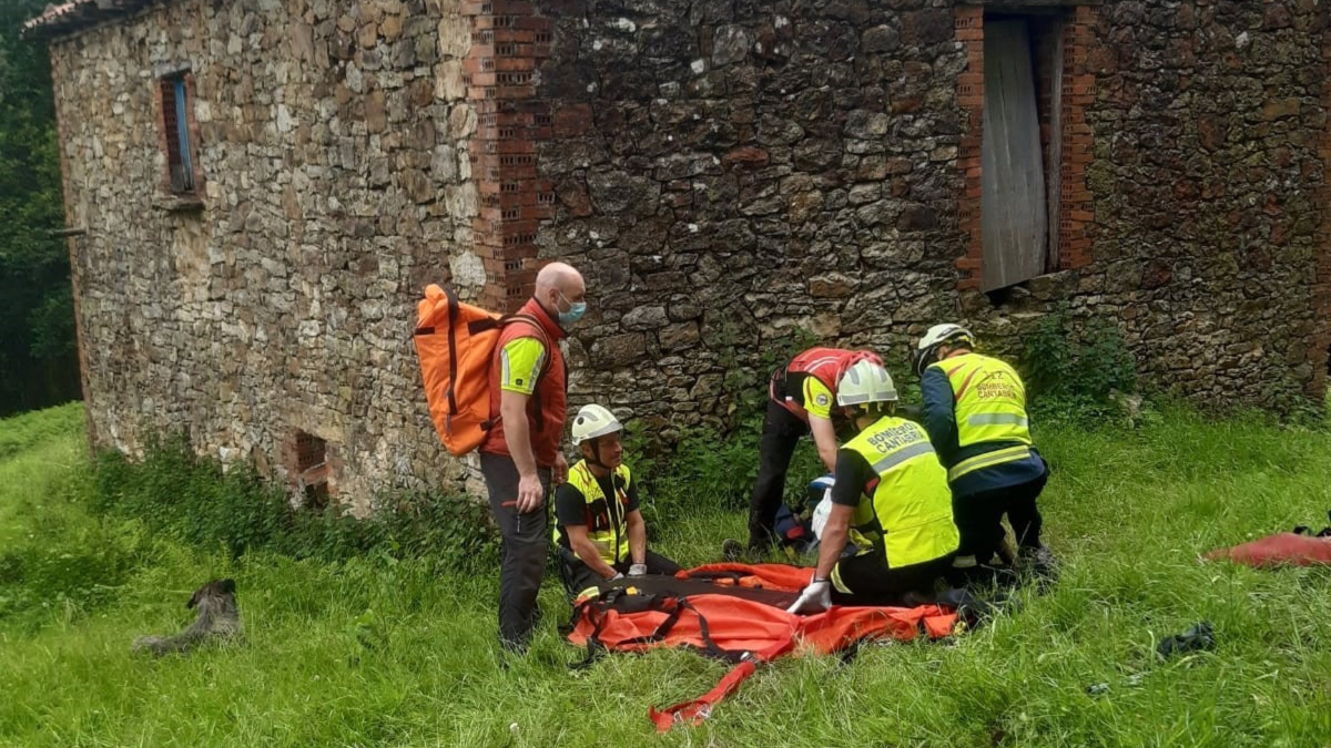Rescatado un hombre que llevaba tres días aislado en una cabaña tras romperse una pierna