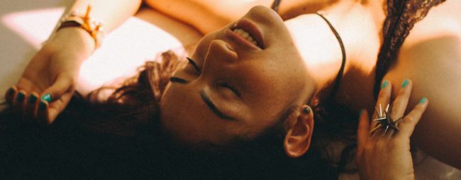 Por qué tu pareja cierra los ojos cuando tiene sexo contigo (y qué significa realmente)