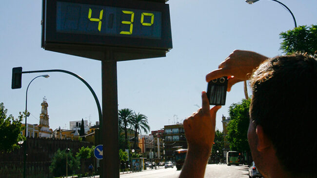 El calor extremo no cede: en alerta a 11 comunidades, 5 en naranja, con máximas de 43 grados