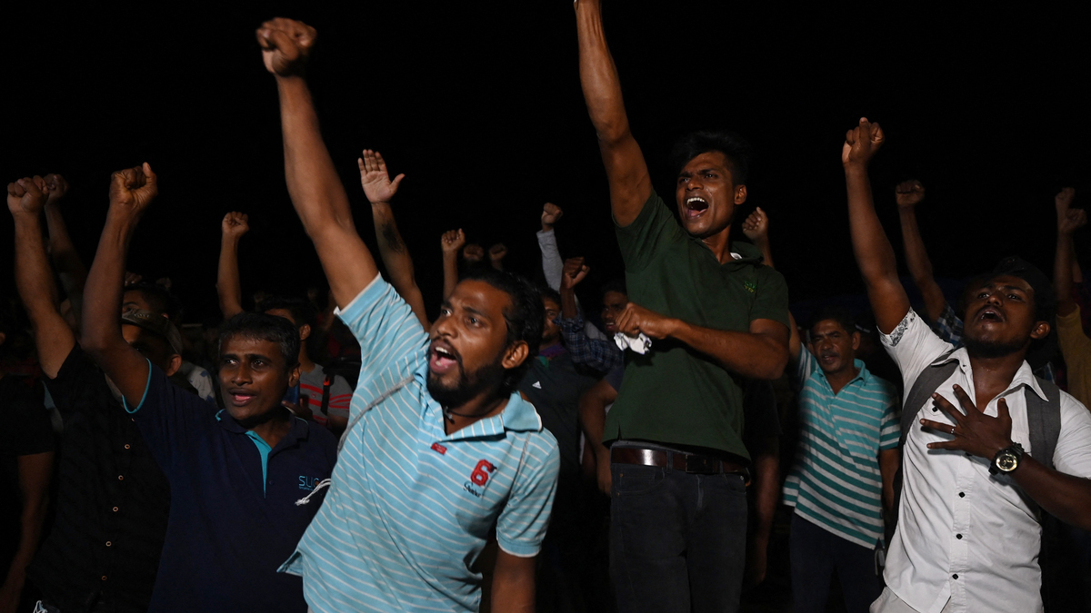 El presidente de Sri Lanka dimite por correo electrónico tras huir a Singapur