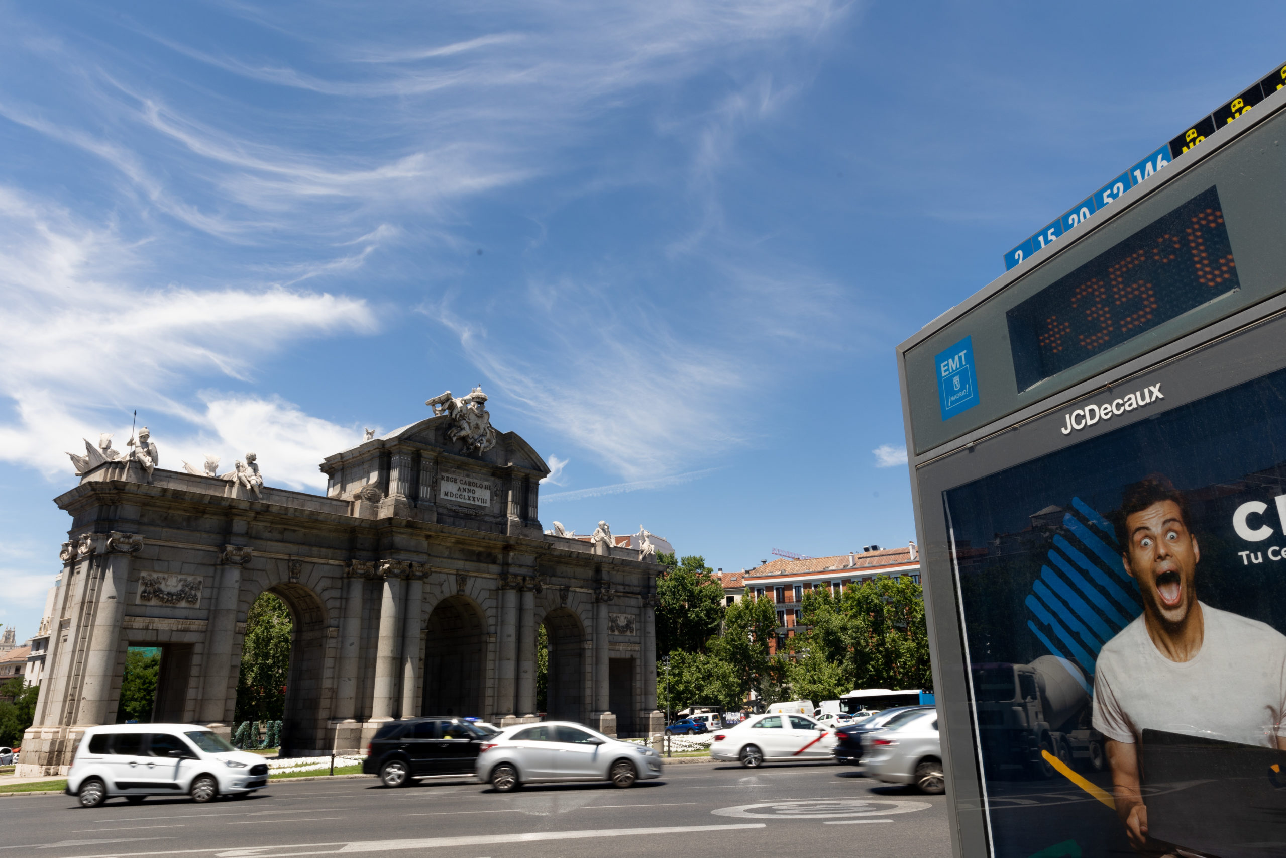 La Puerta de Alcalá se cubre con andamios